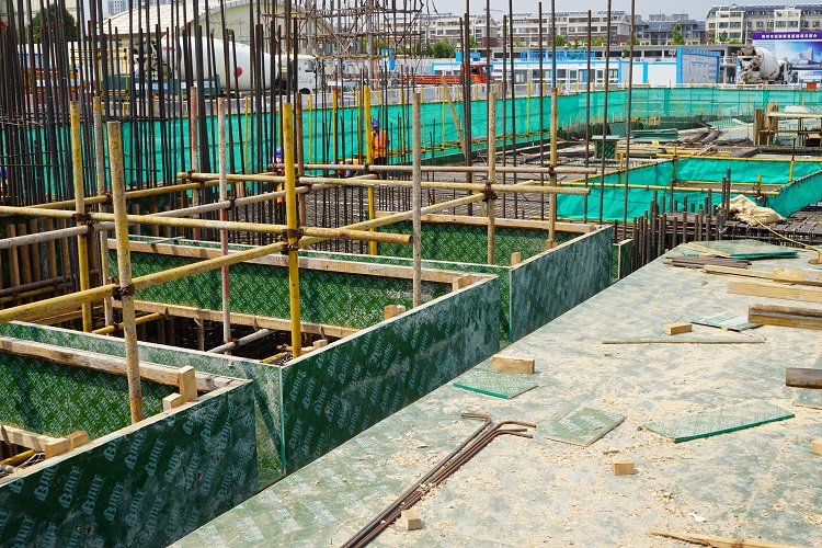 塑面/覆塑建筑模板：高強(qiáng)耐候，構(gòu)筑安全工程基石的現(xiàn)代選擇